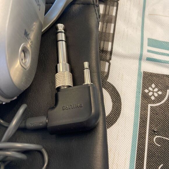 Headphones by Phillips with two jack accessories - Picture 2 of 4